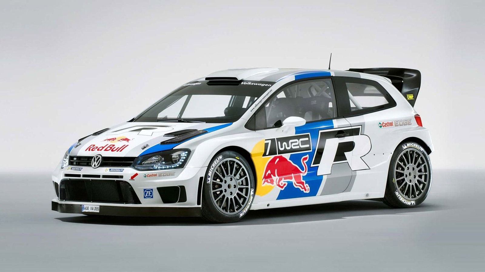 Logo VW Motorsport obok pucharów mistrzowskich z rajdów WRC