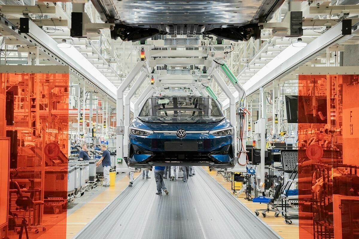 Gigantyczna prasa hydrauliczna formuje blachy karoserii do VW Passat z precyzją