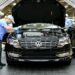 Nowoczesna linia produkcyjna VW Passat z robotami i pracownikami w fabryce Volkswagen