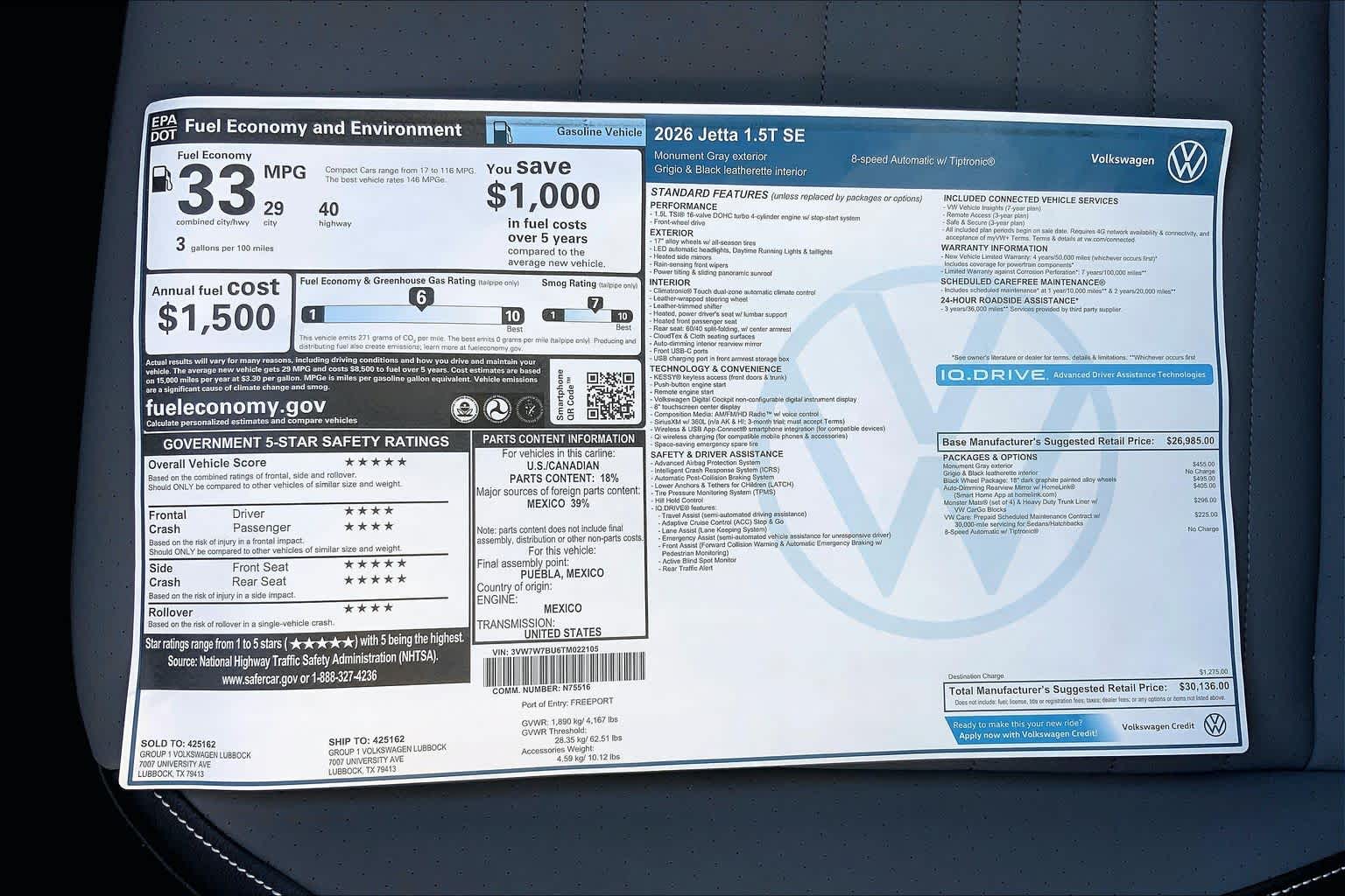 Test dachowy modelu Touran Volkswagen Dach VW Touran zgniata się pod hydrauliczna prasą w teście wytrzymałości