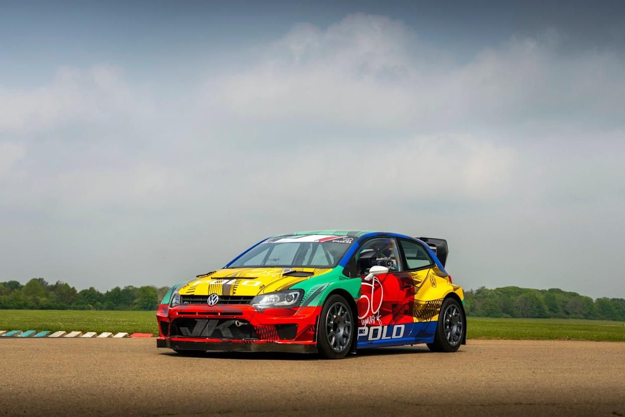 Podium WRC z trzema VW Polo R WRC i kierowcami w kaskach