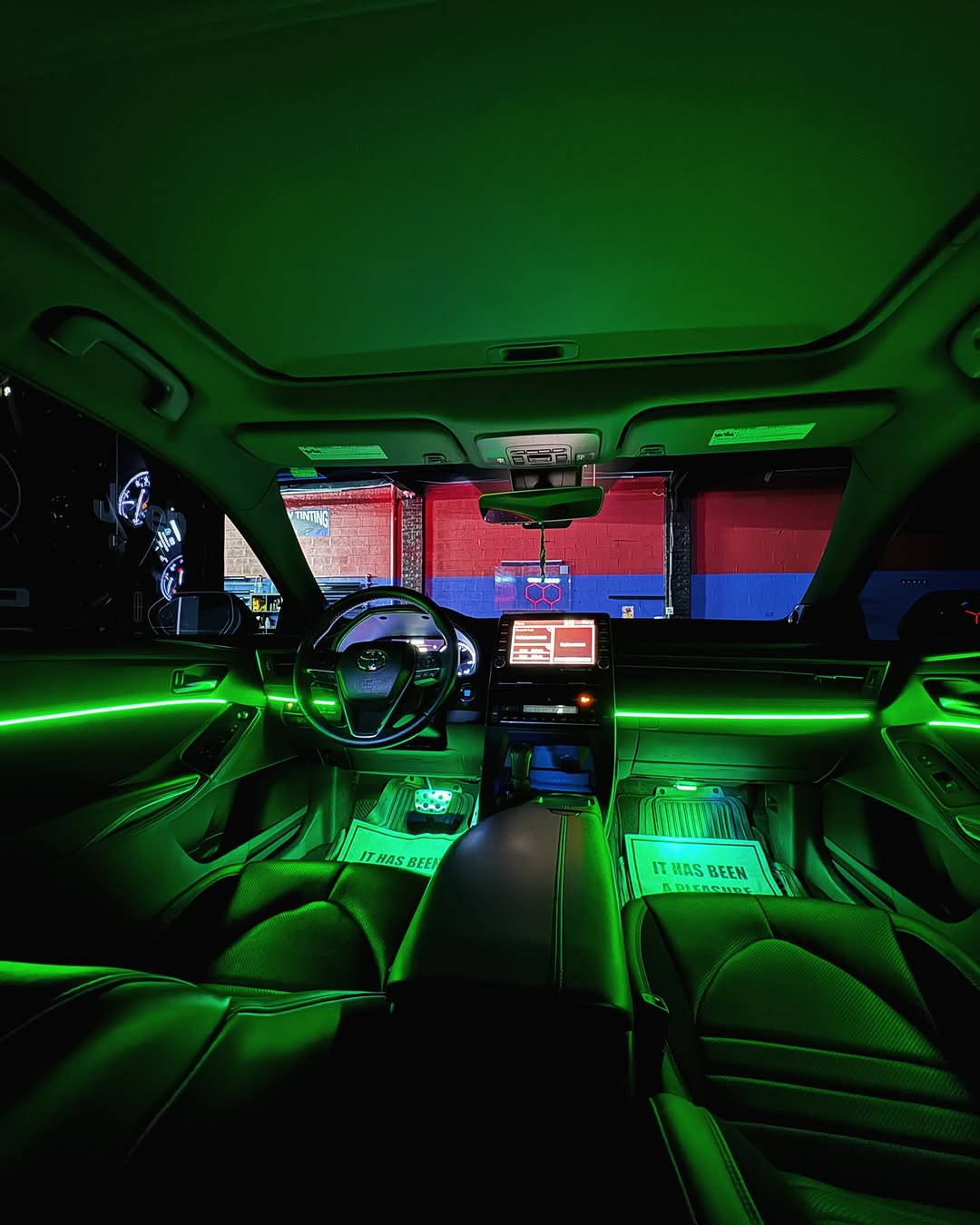 Podświetlenie LED kokpitu Volkswagena w nocy