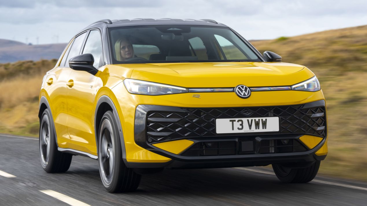 Szybki przegląd stylistyki T-Roca Przód Volkswagena T-Roc z wyraźnymi reflektorami i atrapą chłodnicy
