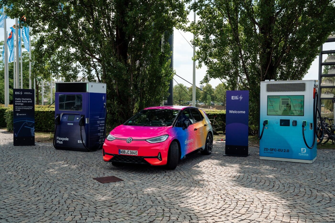 Ładowanie samochodu w trasie Volkswagen podłączony do publicznej ładowarki AC