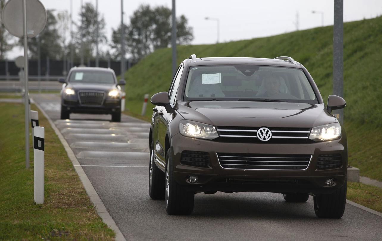 Słaby stan komory silnika TDI po zaniedbaniach otwarta komora silnika Volkswagena TDI z widocznym osadem