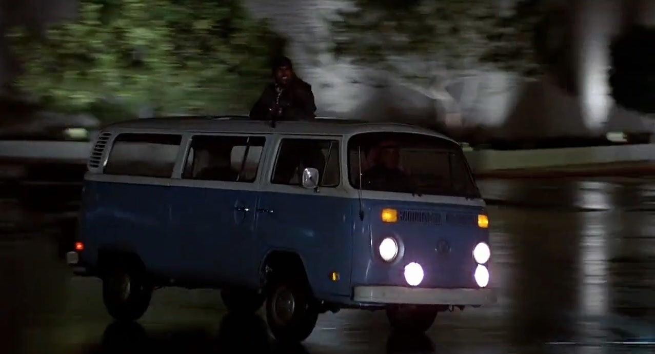 Zielony Volkswagen Bus na planie filmowym z charakterystycznymi reflektorami